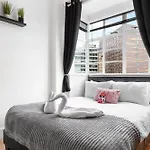 Paddington Station Paradise For Up To 4 Guests! Dream Apartment 2 Mins Walk From Station With Extra Double Sofa Bed!