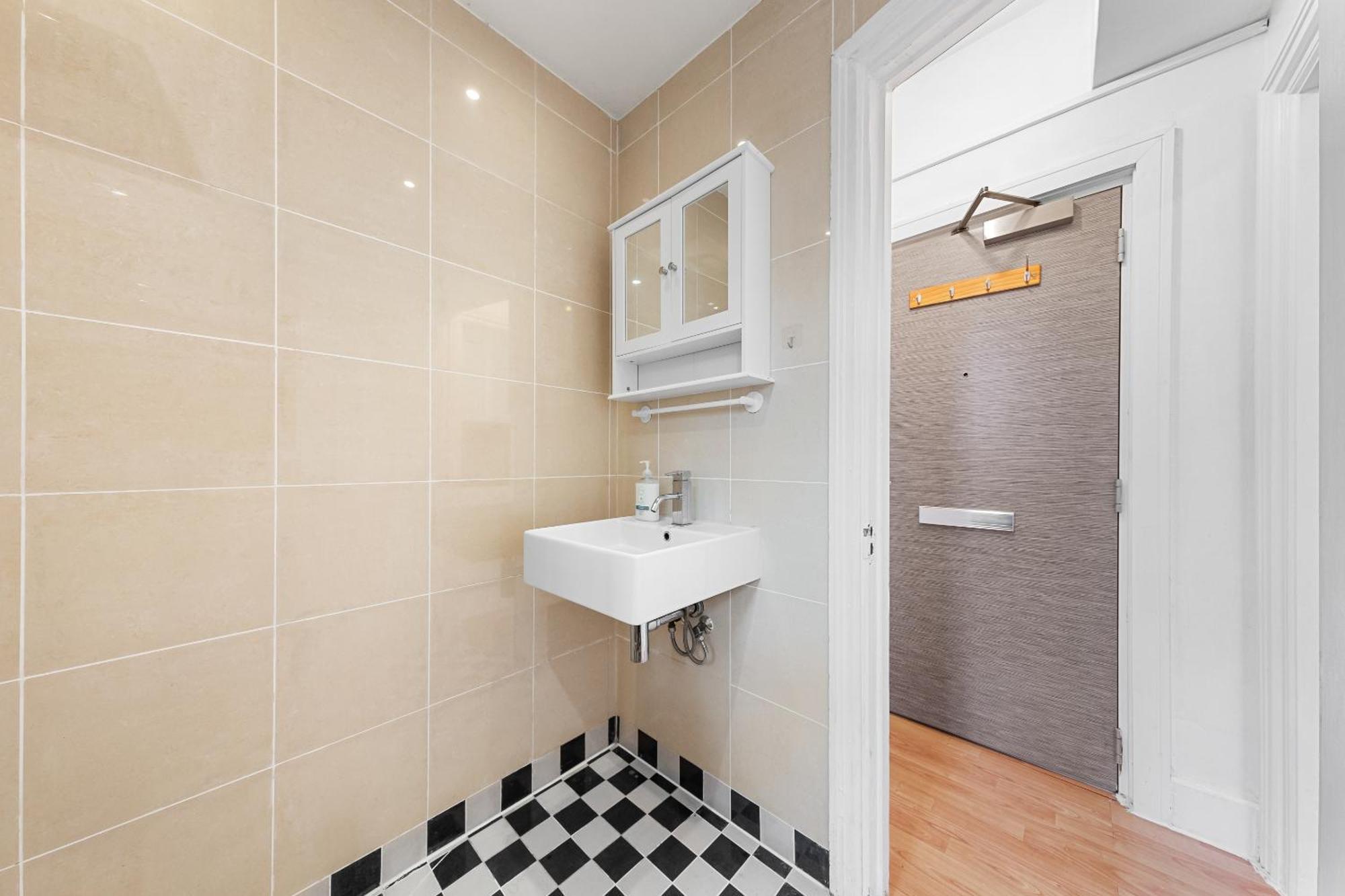 Paddington Station Paradise For Up To 4 Guests! Dream 2 Mins Walk From Station With Extra Double Sofa Bed! *