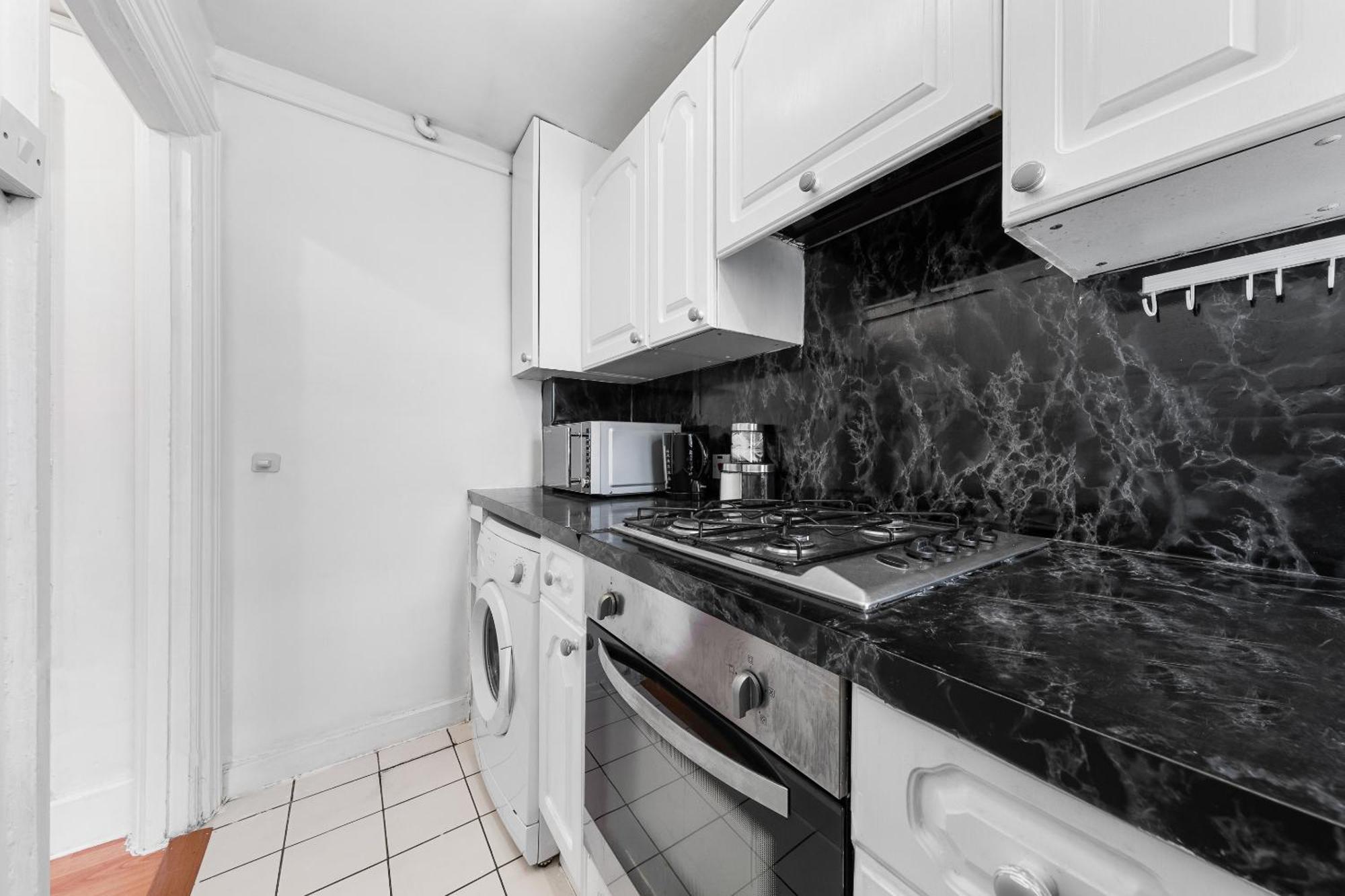 Paddington Station Paradise For Up To 4 Guests! Dream 2 Mins Walk From Station With Extra Double Sofa Bed!